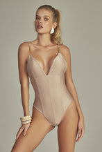 Laden Sie das Bild in den Galerie-Viewer, Model Front: Empress One-Piece Nice Body Nude