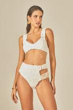 Laden Sie das Bild in den Galerie-Viewer, Model Front: Empress Set Set Offwhite Sloane