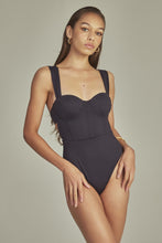 Laden Sie das Bild in den Galerie-Viewer, Model Front: Empress One-Piece Bouche Body Black