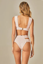 Laden Sie das Bild in den Galerie-Viewer, Model Back: Empress Set Hoop Sloane Pink Tweed Texture