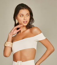 Laden Sie das Bild in den Galerie-Viewer, Model Front: Empress Top Top Biquini Suzy Textura Flat Off White