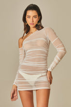 Laden Sie das Bild in den Galerie-Viewer, Model Front: Empress Mini Dress Yasmin Dress White Tule