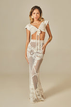 Laden Sie das Bild in den Galerie-Viewer, Model Front: Empress Beach Top Beach Top Cherie Sixty Off White Lace