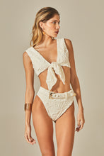 Laden Sie das Bild in den Galerie-Viewer, Model Front: Empress Bottom Bottom Beatriz Bikini Off White Floral Texture