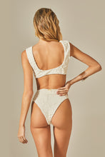 Laden Sie das Bild in den Galerie-Viewer, Model Back: Empress Bottom Bottom Beatriz Bikini Off White Floral Texture