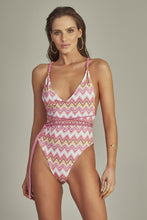 Laden Sie das Bild in den Galerie-Viewer, Model Front: Empress One-Piece Leticia Body Pink Chevron