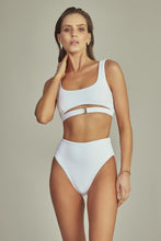 Laden Sie das Bild in den Galerie-Viewer, Model Front: Empress Top Top Bikini Roxy White