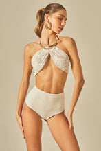 Laden Sie das Bild in den Galerie-Viewer, Model Front: Empress Set Set Offwhite Bardot
