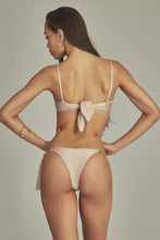 Laden Sie das Bild in den Galerie-Viewer, Model Back: Empress Set Bikini Agatha Nude
