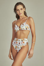 Laden Sie das Bild in den Galerie-Viewer, Model Front: Empress Set Bikini Antigua Pop Art
