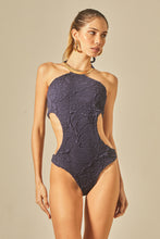 Laden Sie das Bild in den Galerie-Viewer, Model Front: Empress One-Piece Tex-Azul-Marinho Body Bardot
