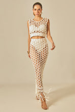 Laden Sie das Bild in den Galerie-Viewer, Model Front: Empress Maxi Dresses Offwhite Hammock
