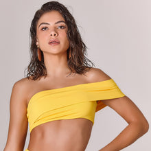 Laden Sie das Bild in den Galerie-Viewer, Model Front: Empress Top Top Biquini Off Shoulder Amarelo
