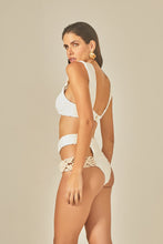 Laden Sie das Bild in den Galerie-Viewer, Model Back: Empress Set Set Offwhite Sloane
