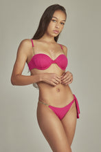 Laden Sie das Bild in den Galerie-Viewer, Model Front: Empress Top Top Bikini Agatha Fuchsia Pink
