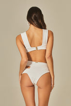 Laden Sie das Bild in den Galerie-Viewer, Model Back: Empress Bottom Bottom Hoop Sloane White Tweed Texture
