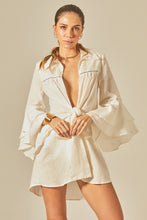 Laden Sie das Bild in den Galerie-Viewer, Model Front: Empress Shirtdress Offwhite Camisa Claire
