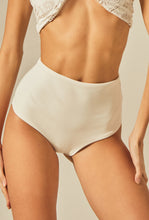 Laden Sie das Bild in den Galerie-Viewer, Bottom Offwhite Bardot
