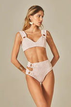 Laden Sie das Bild in den Galerie-Viewer, Model Front: Empress Set Hoop Sloane Pink Tweed Texture
