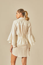 Laden Sie das Bild in den Galerie-Viewer, Model Back: Empress Shirtdress Offwhite Camisa Claire
