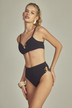Laden Sie das Bild in den Galerie-Viewer, Model Front: Empress Top Top Bikini Antigua Black
