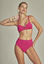 Laden Sie das Bild in den Galerie-Viewer, Model Front: Empress Top Top Bikini Antigua Fuchsia Pink
