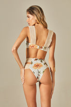 Laden Sie das Bild in den Galerie-Viewer, Model Back: Empress Top Top Sloane Rose Print

